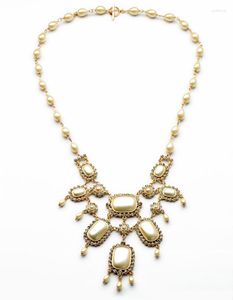 Colliers pendentif prix de gros le plus décent élégant résine plante blanc brillant couleur or collier de perles simulées