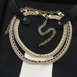 Collares pendientes C Collar de diseñador de diamantes Vintage Fragante Oreja de trigo Blanco y negro Serpiente Hueso Tejido Collares de moda