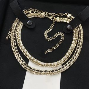 Colliers pendentif C Collier de créateur de diamant Vintage Oreille de blé parfumé Noir et blanc Os de serpent Tissage Colliers de mode
