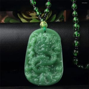 Colliers pendentifs charmez le collier de jade dragon en pierre verte en pierre à la main