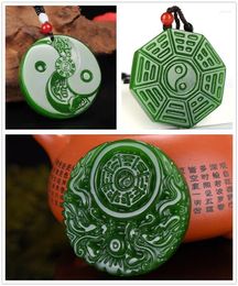 Colliers de pendentif charme de pierre verte naturelle Green Stone sculptée chinois Taiji Bagua Collier d'amulette à la mode chanceux pour le cadeau de bijoux de femme