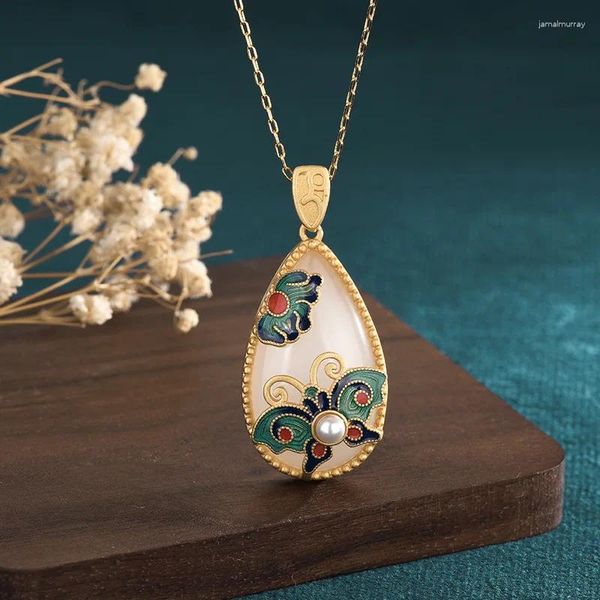 Collares colgantes Collar de estilo de China Chapado en cobre con incrustaciones de oro Hetian Jade Perla Esmalte Color Mariposa para mujer Joyería