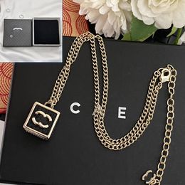 Colliers pendants Collier de designer classique Chaîne de luxe noire Bijoux Bijoux Copper Long avec boîte Yg2n de haute qualité