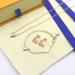 Hangertjeskettingen Klassiek Designer Hanger Bedel Goud Liefde Ketting Oorstekers Mode-sieraden Polsbandje Verguld Letter Eenvoudig Hart Luxe parels en juwelen