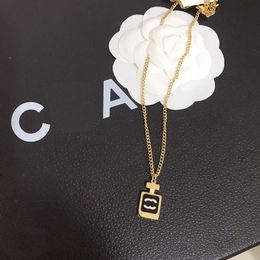 Colliers pendentifs Collier classique plaqué or avec un collier de marque de conception de pendentif minimaliste conçu des filles spécifiquement charmantes avec