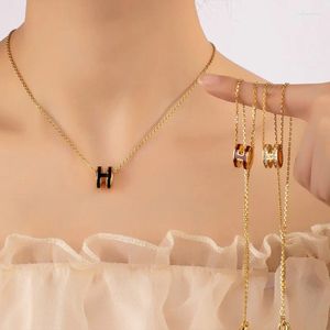 Collares colgantes Diseño de letras clásico Collar de niña chapado en oro Color colorido Regalo de mujer opcional