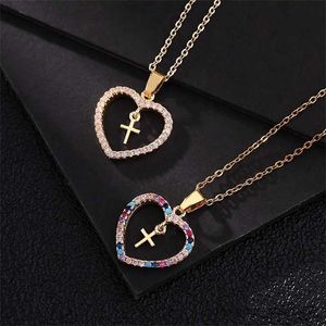 Colliers pendants Classic Love Cross Pendre Exquis Personnalité colorée Fille en forme de coeur