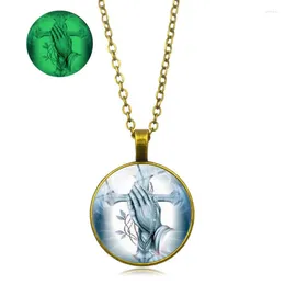 Pendentif Colliers Classique Femmes Hommes Seater Chaîne Bijoux Lumineux Jésus Croix Collier Simple Mode Lueur Dans L'alliage de Verre Sombre