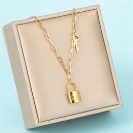 Collares pendientes Clásico V Letra Colgantes de bloqueo de llave para mujeres Collar de joyería de acero inoxidable chapado en oro de 18 k Z154