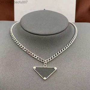 Pendentif Colliers Classiques Designer Collier Femmes Hommes Chaînes Bijoux De Luxe Noir Blanc P Triangle Pendentif Parti Hip Hop Punk Noms Déclaration Z230629