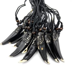 Collares colgantes Cool 12 unids resina tallada amuleto dientes diseño águila colgantes para hombres talismán regalo