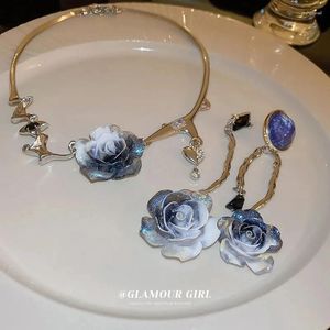 Colliers pendentifs design cool et personnalisé avec collier de fleurs en métal irrégulier Ins Style tendance chaîne de collier créative