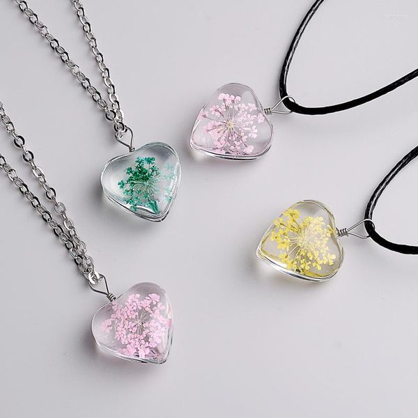 Collares colgantes Moda creativa Mujeres Verdadero collar de flores secas Vidrio en forma de corazón Cadena de clavícula dulce Regalo de joyería de metal