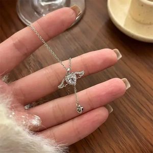 Colliers pendants Colliers en forme de coge cristallin Collier en forme de coeur pour les femmes et les filles Simple Y2K Rose blanc zircon Love Elegant Womens Jewelry 2024 Q240430