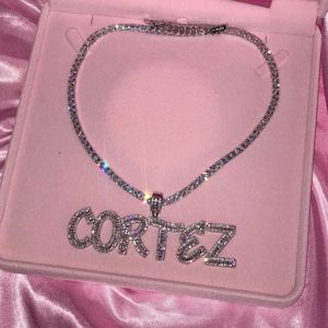 Pendentif Colliers Nom Personnalisé Mots Baguette Lettres Pendentif Or Argent Couleur Charme AAAA Zircone Hommes Hip Hop Collier Chaîne Rock Bijoux T230413