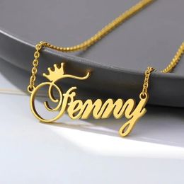 Collares colgantes Nombre de mujer personalizado Collar personalizado Corona Curva Fuente Oro Carta de acero inoxidable Joyería Regalo de cumpleaños 231121