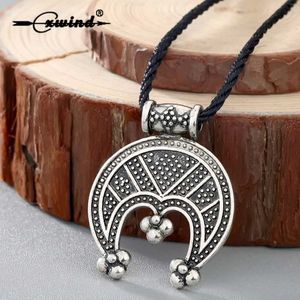 Colliers de pendentif Cxwind Vintage Tricorn Lunula est un collier de talisman protecteur pour femmes