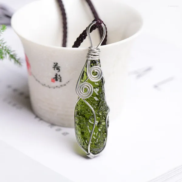 Pendentif Colliers Collier de verre de météorite tchèque Fil de cuivre Pierre de guérison Énergie Pierre précieuse Vert Moldavite pour femmes Bijoux Cadeau