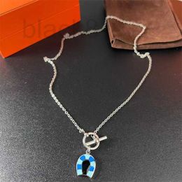 Colliers pendentifs Collier pendentif en fer à cheval bleu avec un design unique unique et distinctif à la mode à la mode pour les hommes et les femmes