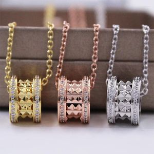 Collares colgantes Colección de diseñador Collar de estilo Hombres Mujeres Señora Inlay Cubic Zircon Esmalte Grabado Remache Forma Chapado Cadena de color dorado