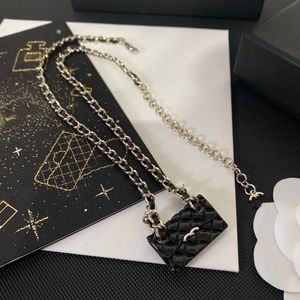 Hangertjeskettingen Designer Sieraden Merk Letterkettingen Luxe Letter Parel Dames Leren Kraagketting 18K Goud Vervagend Messing Koper Verguld Trui Ps