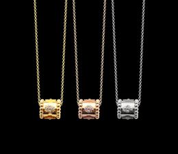 Colliers pendentif bijoux de créateurs bijoux de luxe VC lettre papillon fleur à quatre feuilles chaînes de pull pleine perceuse kaléidoscope ne4252107