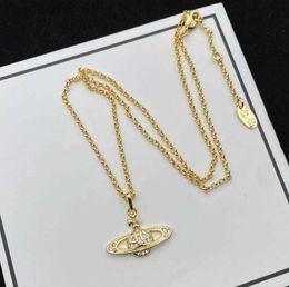 Collares colgantes Diseñador Carta Vivian Gargantillas Mujeres de lujo Joyería de moda Collar de perlas de metal Cjeweler Westwood y la caja