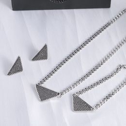 Colliers Pendentif Designer Mens Pendentif Collier Diamant Ensemble de Bijoux Femmes Triangle Sier Boucles D'oreilles Lettre Chaînes Bracelet Ensembles De Bijoux Colliers -3