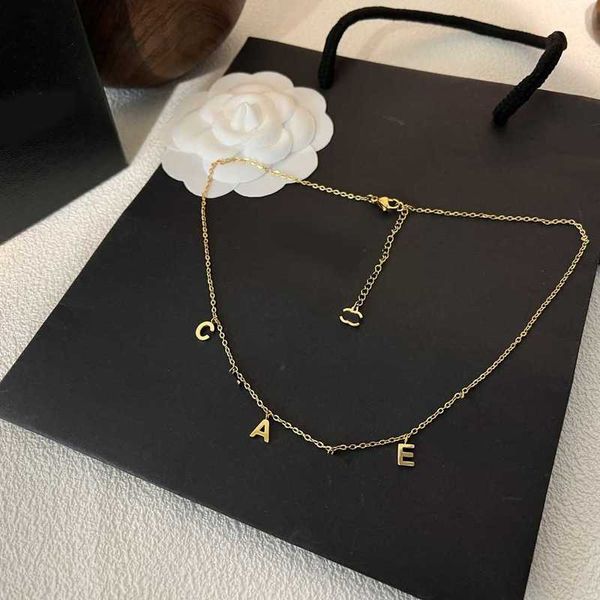 Collares colgantes Diseñador Mujeres Marca Carta 18K Oro Geometría Collar Adecuado para regalos Dando Reunión Social Moda Versátil Joyería Popular OWC7