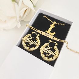 Pendentif Colliers DODOAI personnalisé lettre ensemble de bijoux en acier inoxydable nom plaque signalétique collier boucles d'oreilles Bracelets cadeaux personnalisés 231208