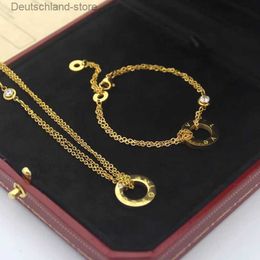 Collares colgantes Pulsera de doble capa Collar de joyería de diseño Conjunto con diamantes Placa de oro de lujo para mujer Moda Mujer Cadena de acero de titanio Q230908