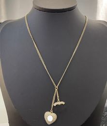 2024 Colliers de pendentif Collier de chaîne de pull double lettre Les femmes aiment les pendentifs