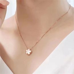 Collares pendientes Cáscara de doble cara Collar de trébol de cuatro hojas Marca de moda para mujer Cadena de oro de lujo Flor de ciruelo Regalo de la personalidad Jewelr 230801