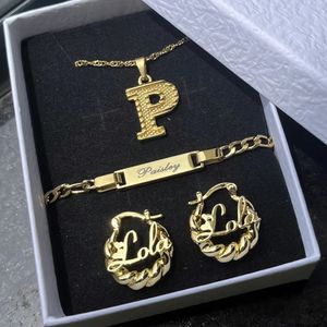 Collares colgantes DUOYING Nombre personalizado Conjunto de joyería Personalizado Mini Baby Girls Hoop Pendiente Nombre Pulsera 18K Oro para joyería infantil Regalo 231208