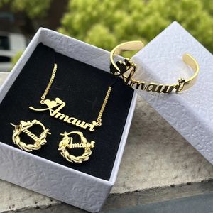 Hangertjeskettingen DUOYING Aangepaste naam sieradenset Gepersonaliseerde briefketting Aangepaste naamarmbanden Roestvrij staal Mini-hoepeloorbellen 18 mm 231121