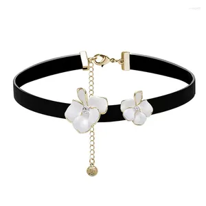 Pendentif Colliers Eetit Blanc Émail Fleur Noir Cuir Couples Élégants Collier Collier Charme Mode Femmes Gothique Bijoux Accessoires