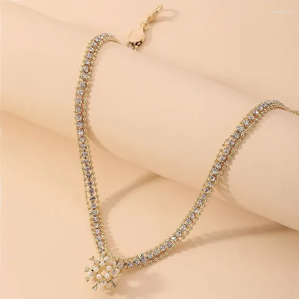 Collares colgantes Galvanizado Rhinestone Incrustado Perla Flor Bola Clavícula Cadena Ins Light Luxury Minority Collar para mujeres