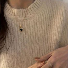 Colliers pendentif élégant minimaliste double face collier coeur noir éléments d'amour avec un design unique pour le style des femmes sur