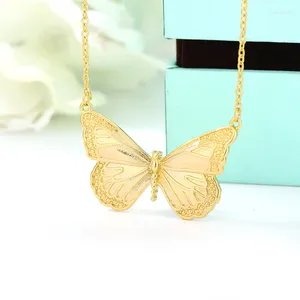 Pendentif Colliers Embossed Craft Butterfly Girl Collier Sweet Romantique Style Design Mode Bijoux en acier inoxydable Chaîne de clavicule d'insecte