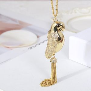 Collares colgantes La marea euroamericana adorna el artículo Modelado de Birdie Parrot Puede abrir un largo párrafo Collar de borlas Mujer