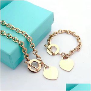 Colliers pendants Europe et Amérique Bracelet de luxe Collier Set t Lettre Peach Heart Designer Couple Jewelry Gift 316L INTALLESS STE DHOHX