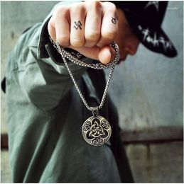 Pendentif Colliers Europe Et Amérique Rétro Mode Homme Cool Punk Irlande Coeur à Coeur Plaque Ronde Tag Collier Chandail Ornement