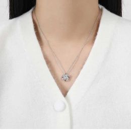 Colliers pendentifs Europe et les États-Unis Creative Hot Éternel Heart Clavicule Chaîne Womens Senior Design Lucky Lucking Clover Collier 240410