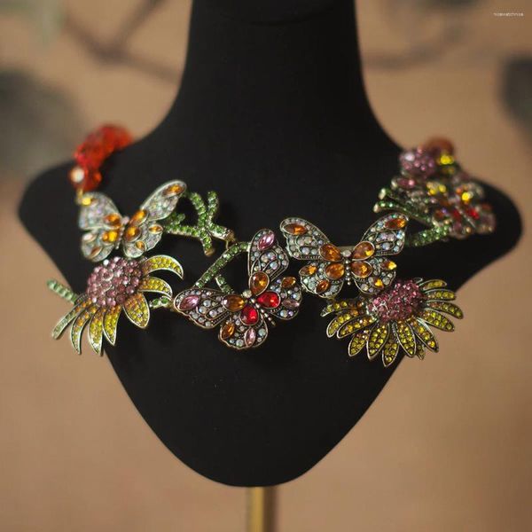 Collares colgantes Europa y los Estados Unidos HD Industria pesada Retro Elegante Flor noble Mariposa Cristal con incrustaciones Collar de gemas 2024 Tendencia