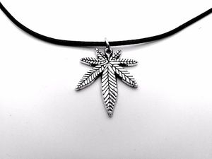 Colliers pendants Américains européens Canada Jamaïque Collier Africain Plantes Arbre feuillage Feuilles en cuir Collier colle