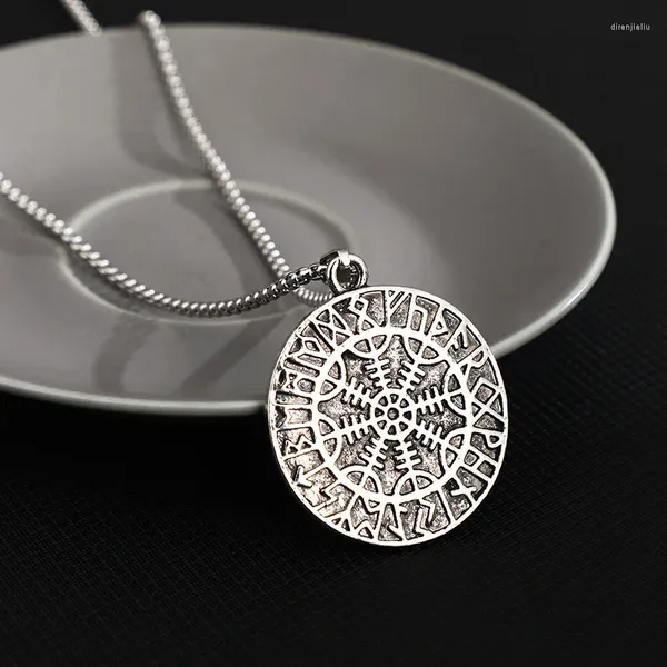 Pendentif Colliers Chaîne de clavicule européenne et américaine Bijoux à la mode Boussole pour hommes Rétro Polyvalent Niche Design Collier En Gros