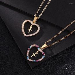 Collane con ciondolo Gioielli di moda europei e americani Collana a forma di cuore con croce geometrica in zircone colorato