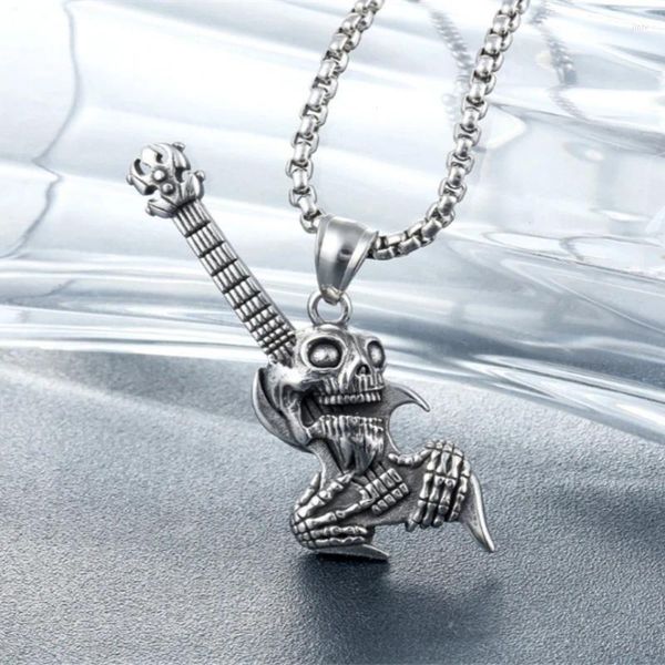 Pendentif Colliers Mode européenne et américaine Personnalité exagérée Crâne dominateur tenant un collier de guitare Street Hip-Hop Rock F