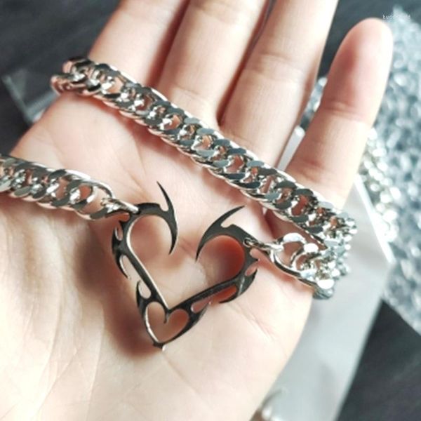 Collares pendientes Hip-hop europeo y americano Tótems de llama hueca Collar en forma de amor Cadena de clavícula gótica Regalo de aniversario de cumpleaños T8DE