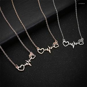 Collares colgantes Moda europea Hollow Love Heart Rate Dog para mujeres Declaración linda a granel